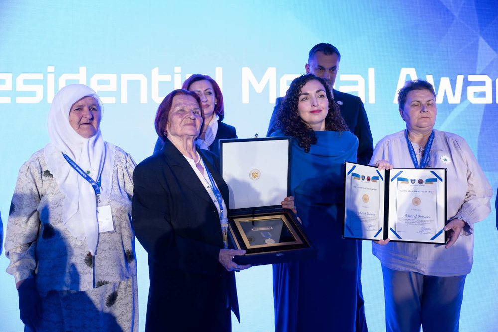 Presidentja e Kosovës, Vjosa Osmani nderon me medalje nënat e