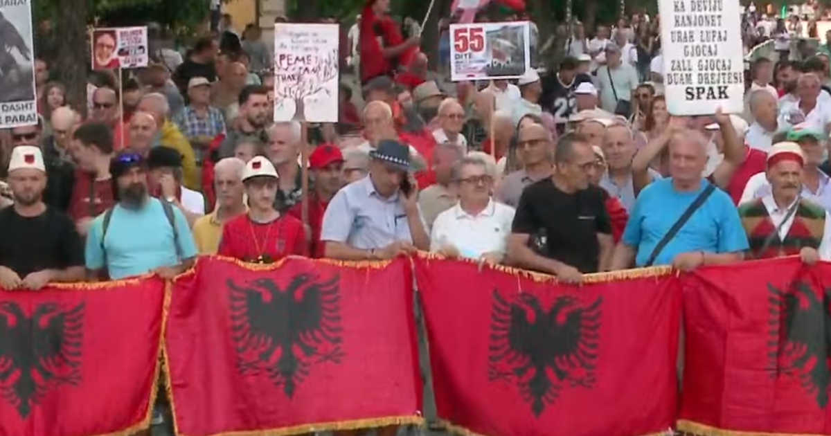  Besa  e Ramës nuk ndal protestat  qytetarët mblidhen përballë Kryeministrisë në ditën e 55 të