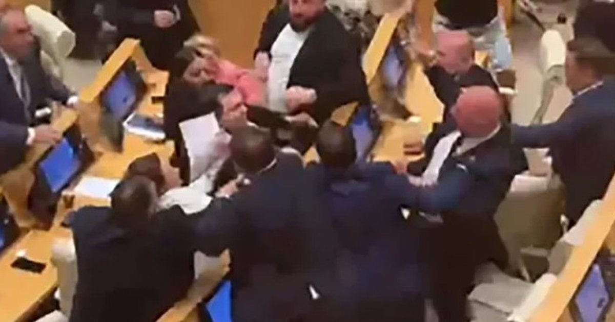 Video lajm  Parlamenti i Gjeorgjisë shndërrohet në një  ring   deputetët përleshen me grushte 