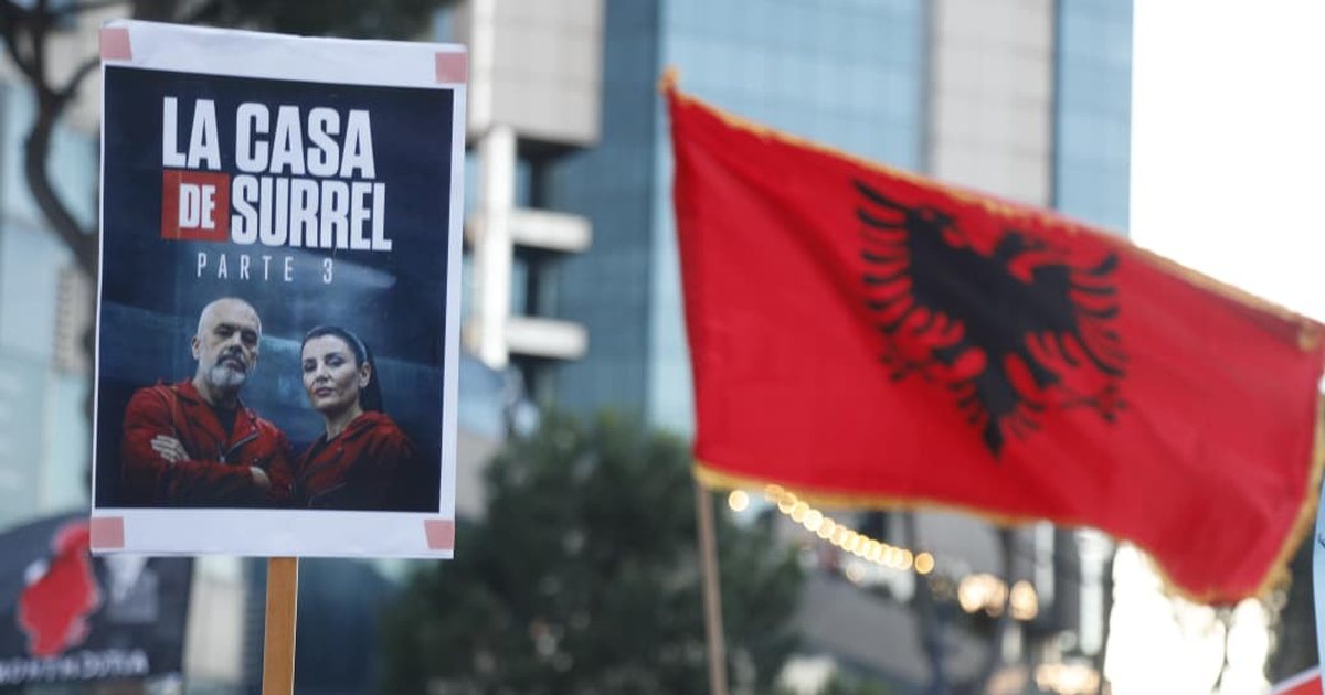 FOTO  Pankartat më pikante nga protesta e sotme  nesër dy protesta 
