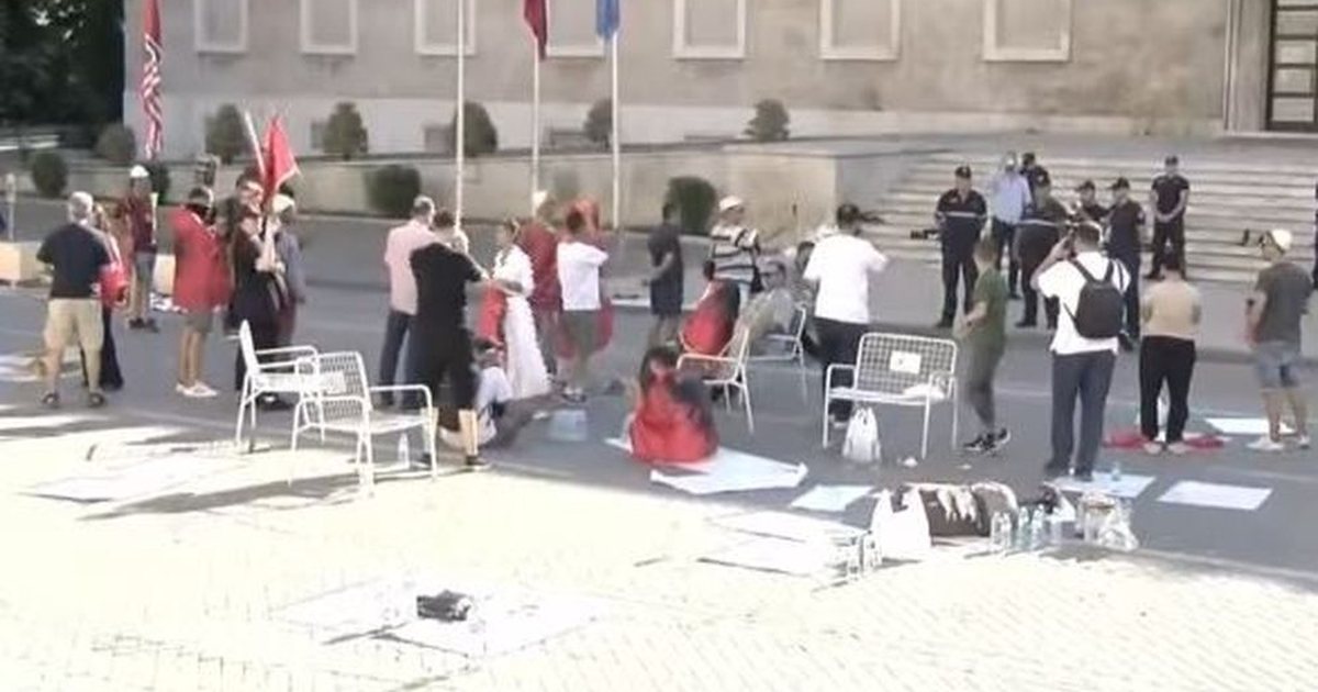 Video  Kaluan natën para Kryeministrisë  policia kërkon largimin e protestuesve 