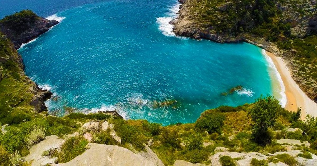 Artileri  radarë dhe baza detare  çfarë zbuloi CIA në Sazan  Raporti sekret  Ishulli  pikë strategjike që kontrollon hyrjen në Adriatik