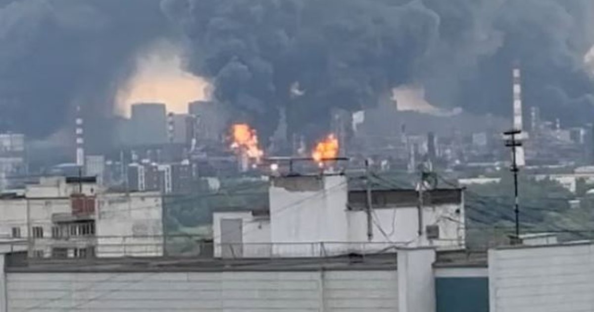 Sulm masiv me dronë ndaj Moskës  përfshihet nga flakët rafineria e naftës