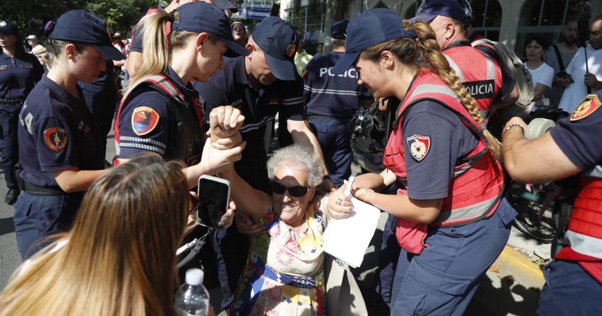 Protesta para Parlamentit  shkon në 11 numri i të shoqëruarve 
