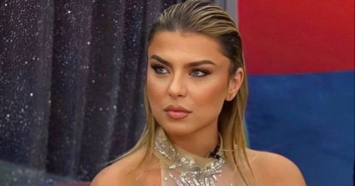 rike-roci-heq-dore-nga-bikinit-dhe-pozat-s-ksi-shfaqet-e-mbuluar-me-shami-foto