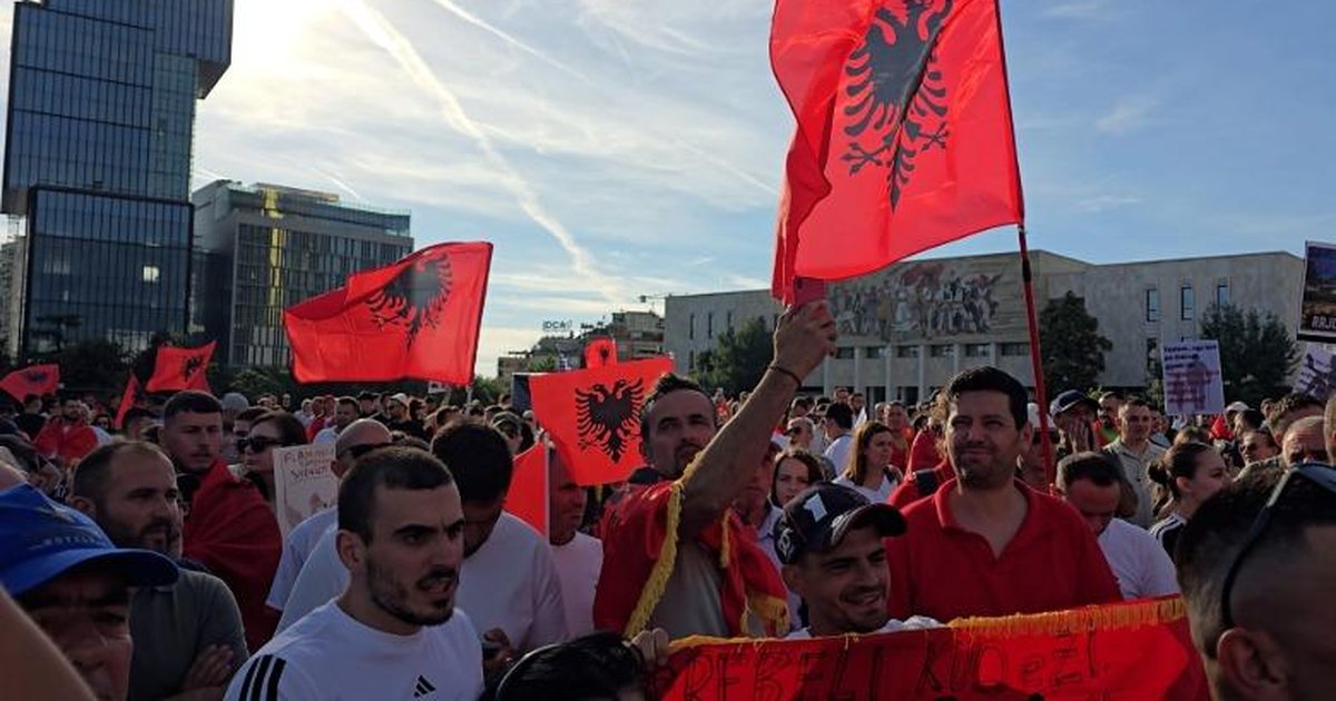 Nis protesta e 14 të  Protestuesit kërkojnë dorëheqjen e Ramës dhe Berishës