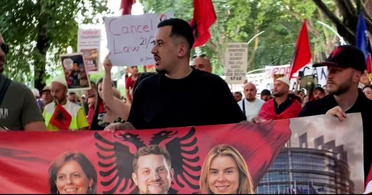 Ndryshon itinerari i protestës  qytetarët i drejtohen Kuvendit gjatë seancës plenare  Hajdutë  tradhtarë