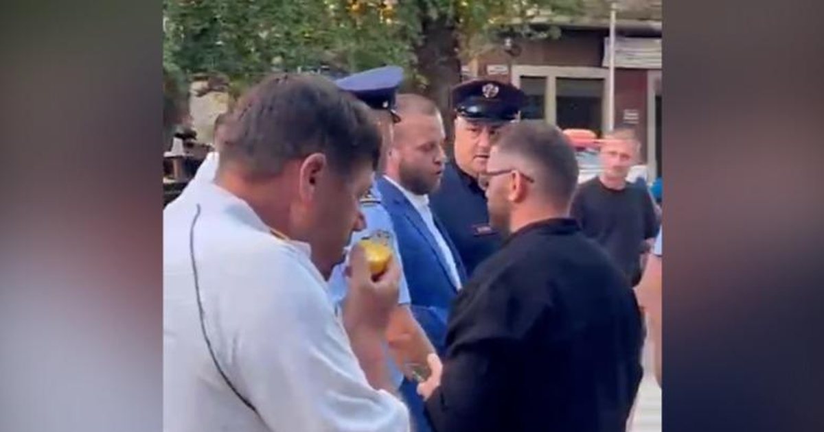 VIDEO  Protestuesit rrethojnë deputetin e PS  Ardit Bido  O hajdut  E shpëton policia 