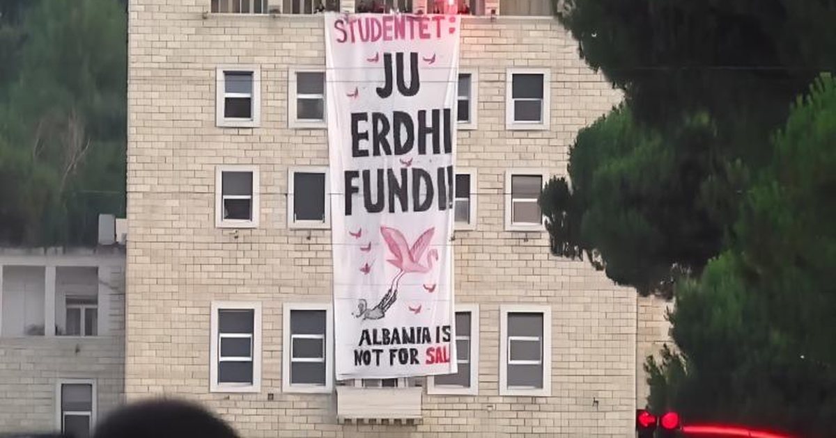 Studentët shpalosin banderolën  Ju erdhi fundi  te Politekniku  ndërhyjnë rojet  protestuesit nisen drejt universitetit