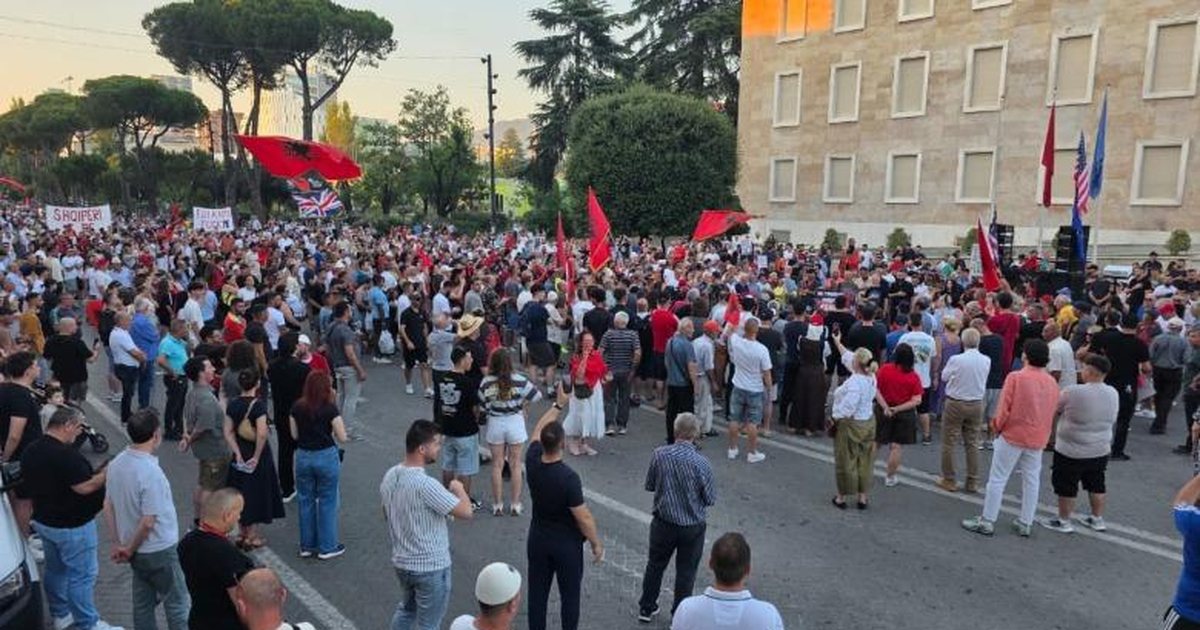 nis-protesta-e-42-te-ne-tirane
