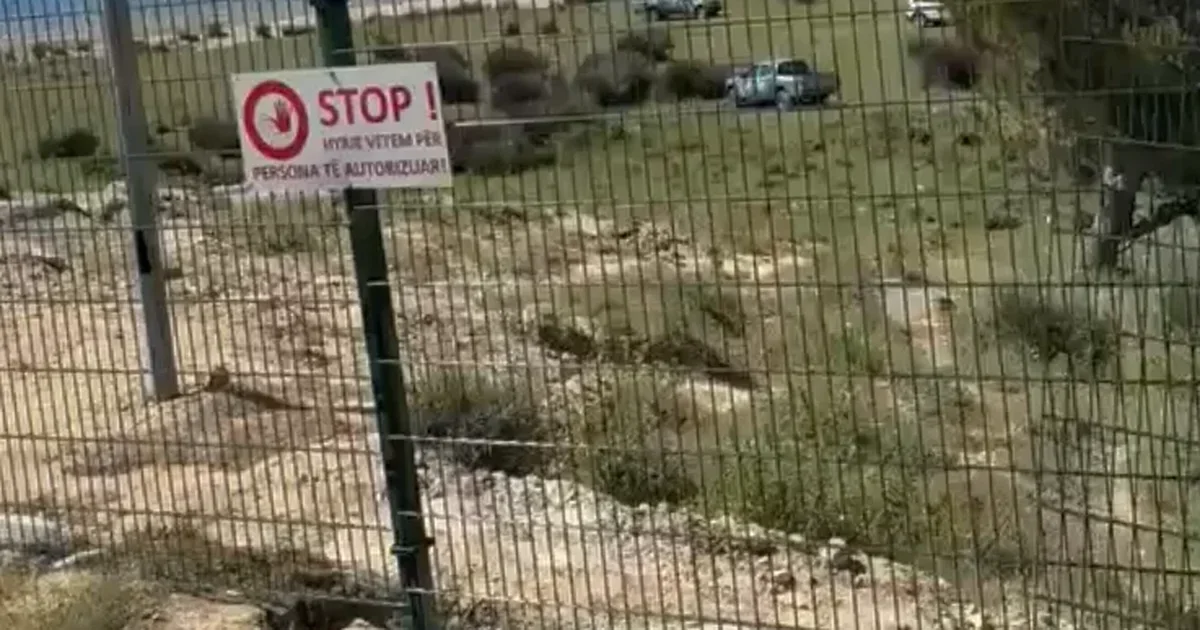 Protesta e qytetarëve në Zvërnec të Vlorës  Hiqet teli me gjemba nga rrethimi i kantierit 