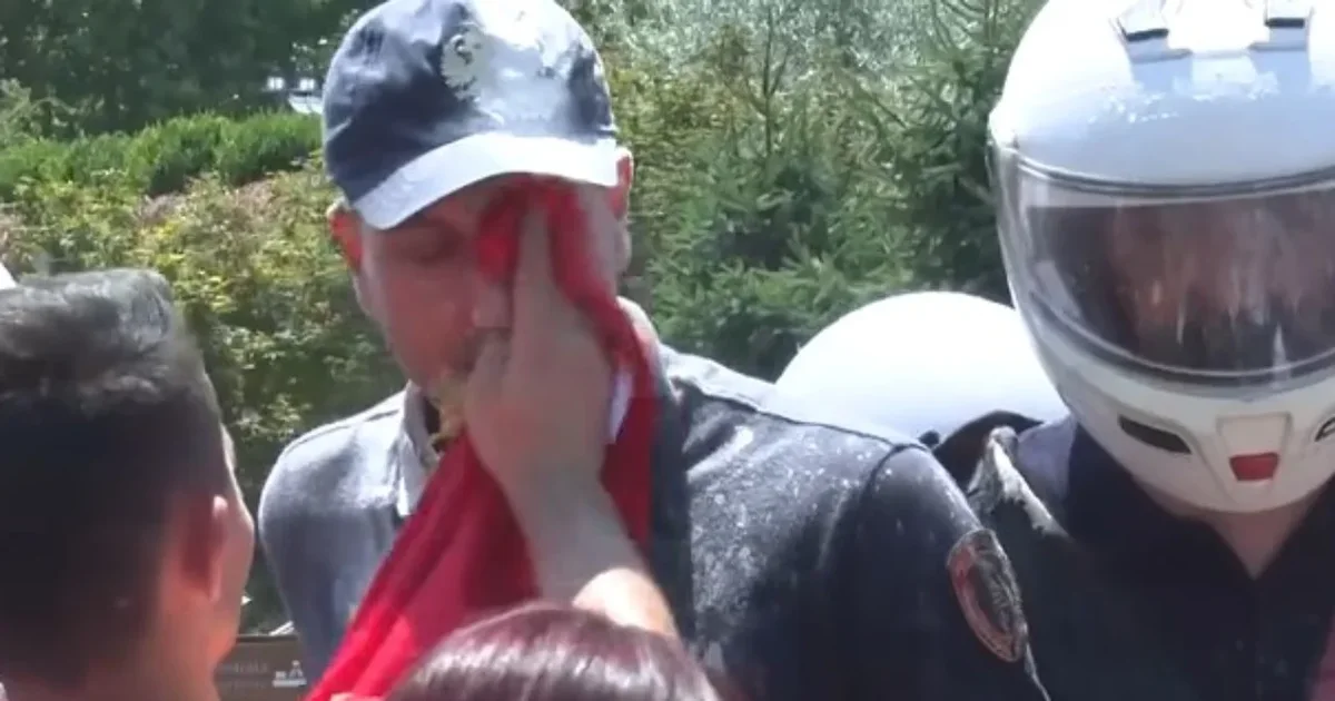 Protestuesi i fshiu fytyrën policit me flamurin kuqezi  revoltohet Taulant Balla  Si mund ta përdorësh atë si peshqir 