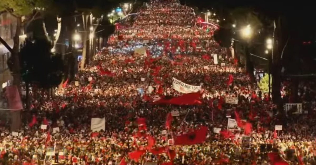  Do të rrethojmë edhe Parlamentin dhe ministritë    Paralajmërimi pas protestës gjigande në Tiranë  Do qëndrojmë këtu deri sa të shporren