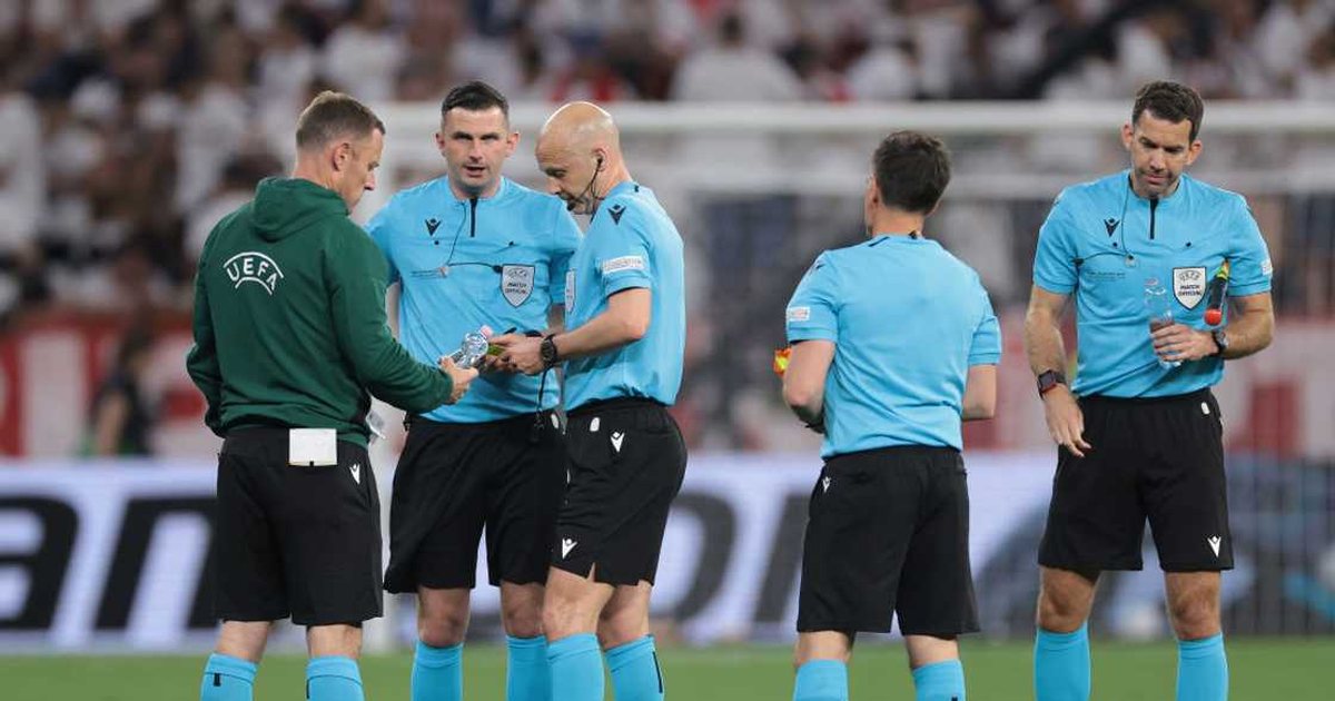 Pse FIFA ua ndalon arbitrave anglezë të drejtojnë Argjentinën në Botëror 