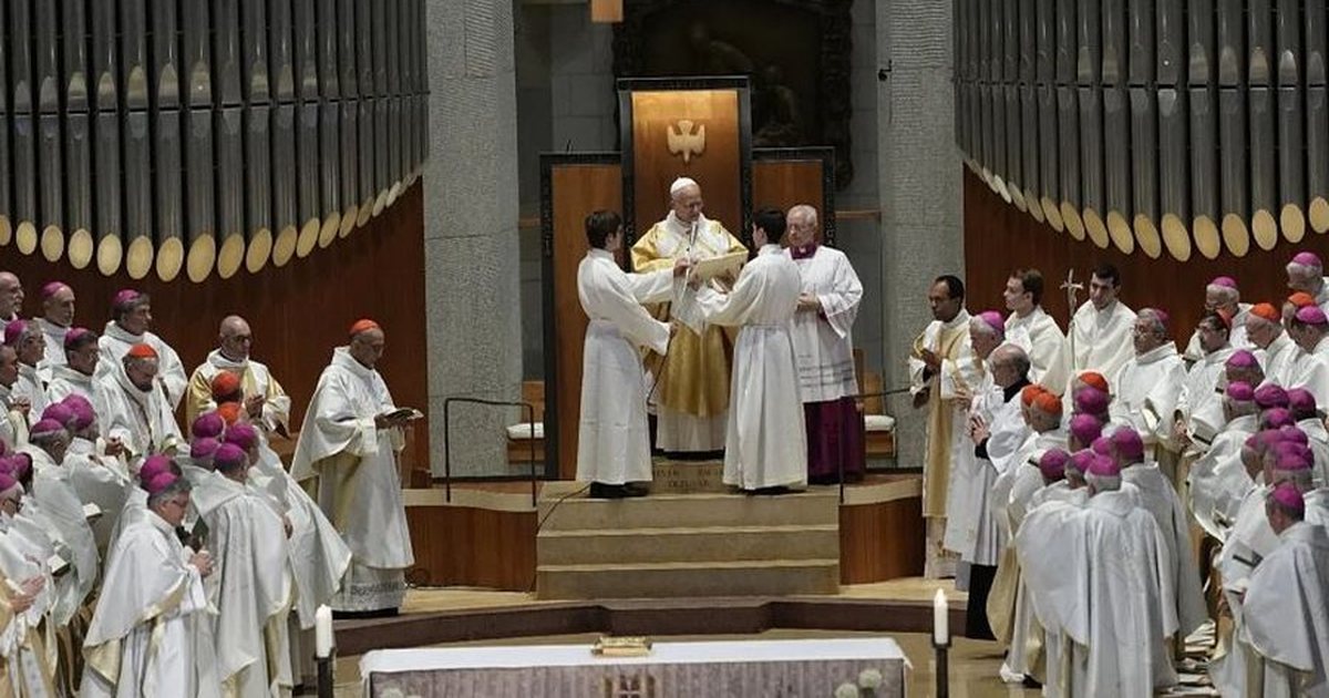 Papa Leoni XIV bekon kullën më të lartë të Sagrada Familias në Barcelonë