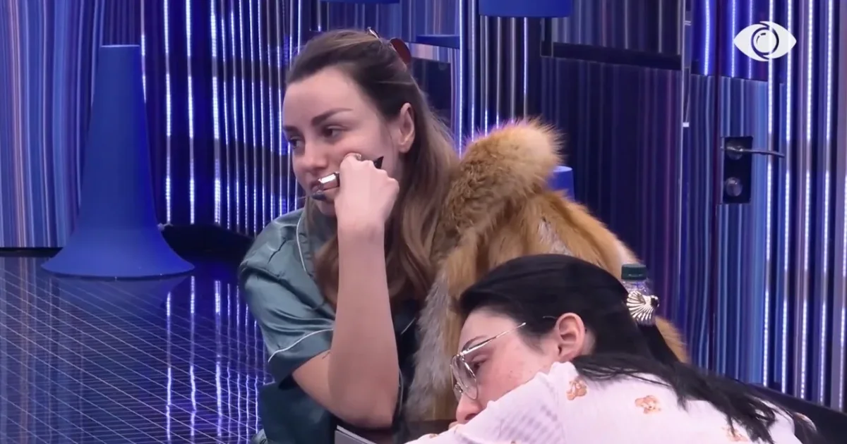 Përplasje të ashpra në shtëpi  Stelina Inës  Ti që s di ku ke varrin e babit  puthesh me çunat te Myslym Shyri