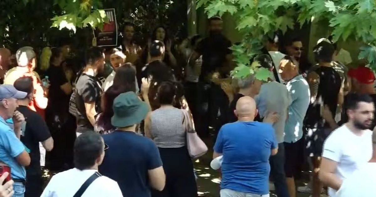 Ambulanca futet në ambientet e Gjykatës  njëri prej protestuesve të arrestuar shfaq probleme shëndetësore