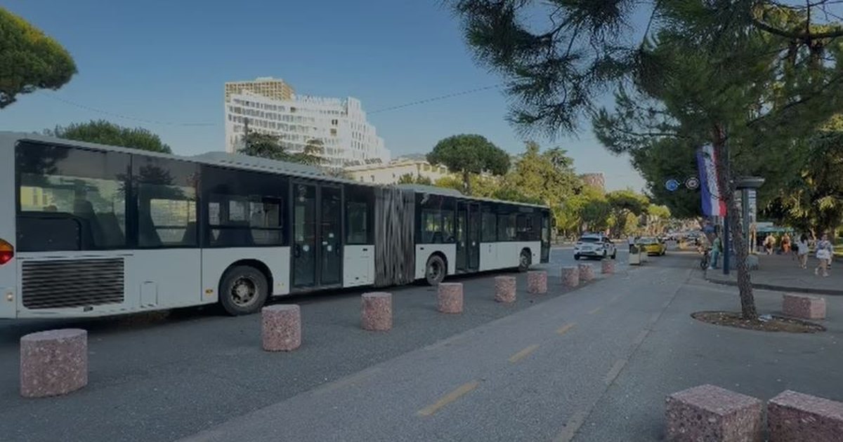 Plas sherri te Ministria e Brendshme  shoferi i autobusit rrihet me leva me një tjetër shofer