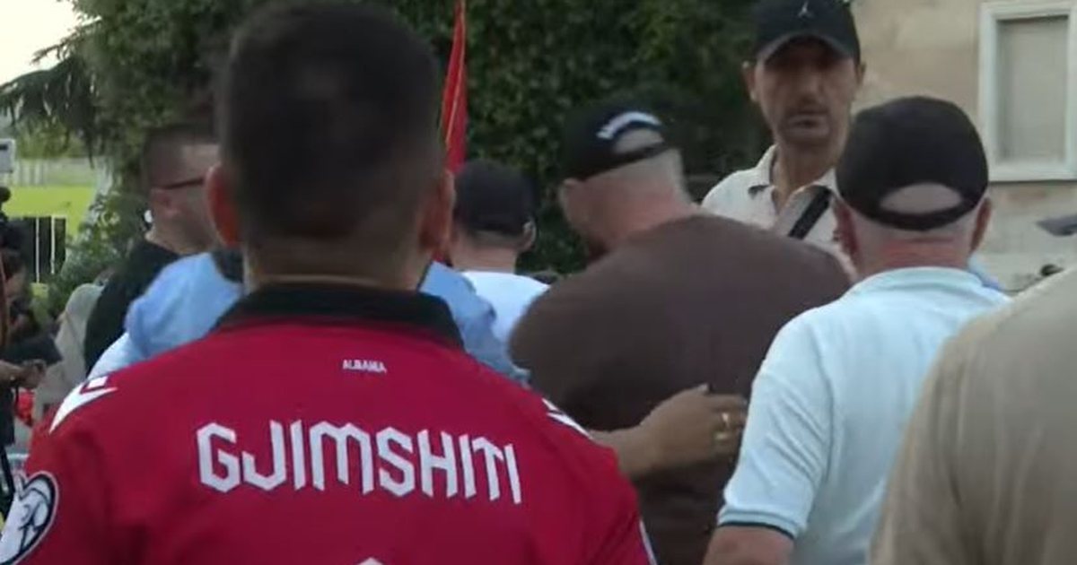VIDEO  I moshuari zë karrigen ku do të mbahen fjalimet  protestuesit e ngrenë me forcë