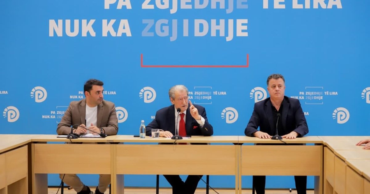 Berisha porosi mbështetësve  Shkoni në protestë pa simbole të PD së