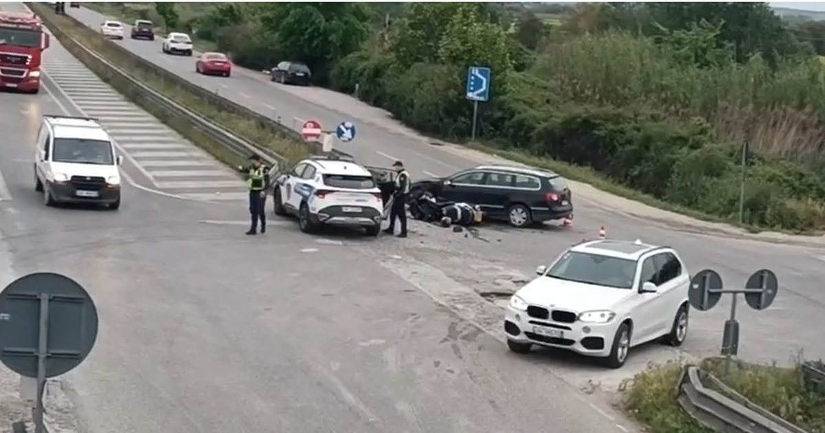 Aksident në autostradën Lushnjë Fier  makina del nga rruga dhe përplaset me pemën  65 vjeçarja përfundon në spital