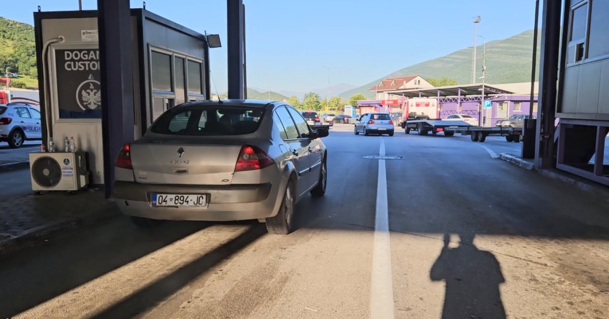 Fundjava në bregdetin shqiptar  fluks qytetarësh nga Kosova në pikën kufitare të Morinës
