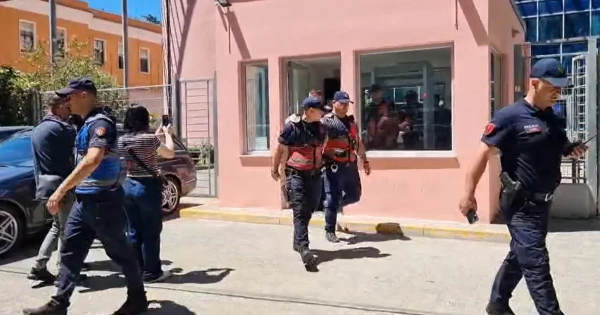 U ngritën menjëherë dhe e goditën me grushte   zbardhet dëshmia e policëve për sulmin ndaj Petrit Çakrit në GJKKO