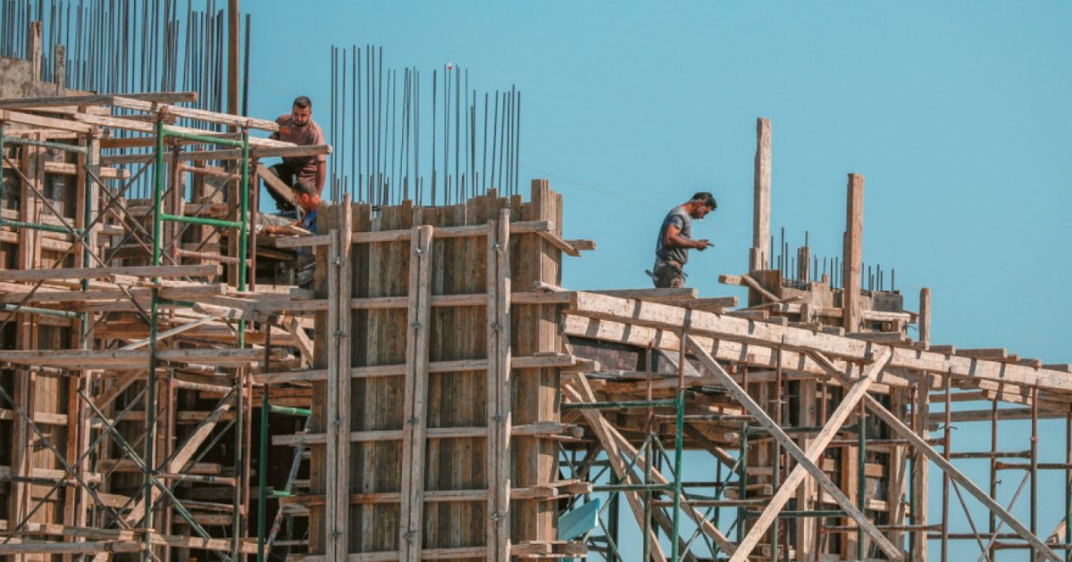 Shqiptarët në Greqi  Nga punëtorë krahu  në pronarë kompanish ndërtimi