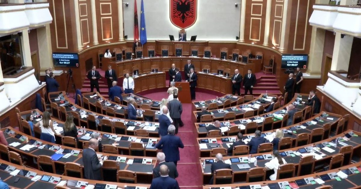 Tensione në Kuvend  deputetët e PD bllokojnë foltoren  Nuk lejojnë të raportojë Avokati i Popullit 