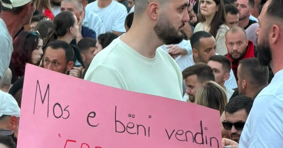 Pankartat më pikante të protestës së sotme  FOTO 