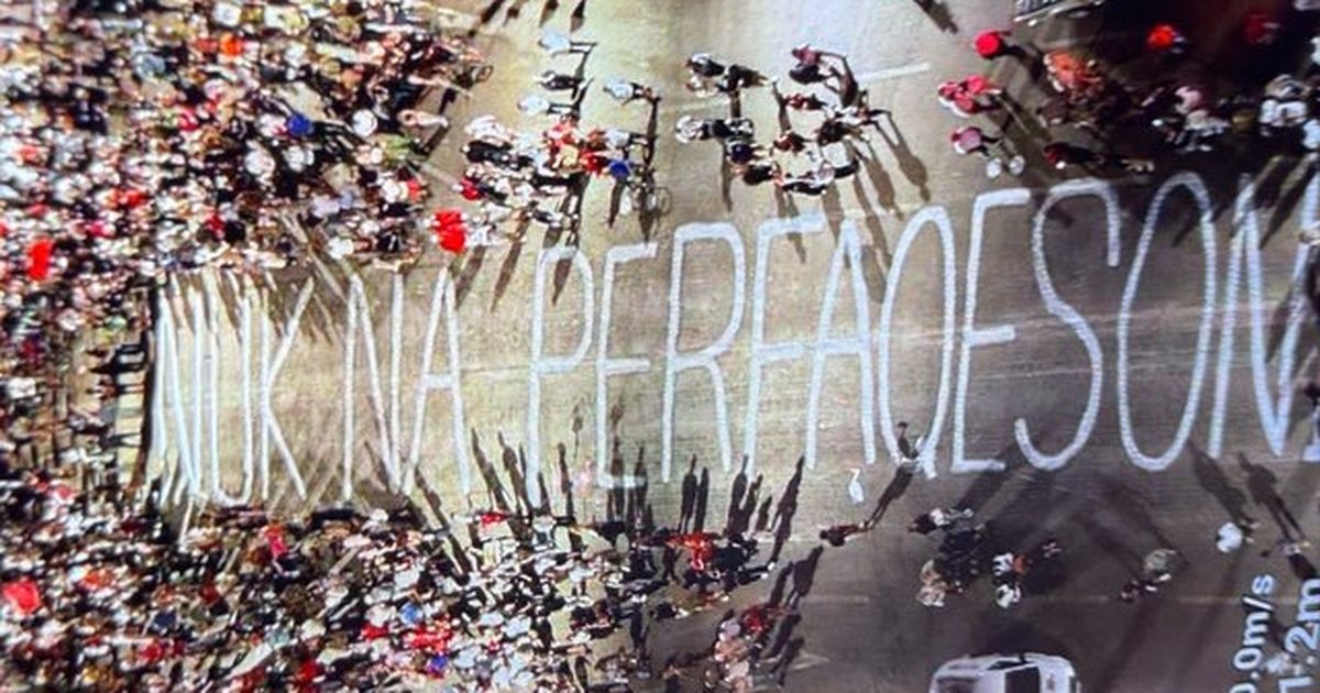 Pankarta me 140  krimba   Protestuesit lënë mesazhin në Bulevard  Nuk na përfaqësoni   Foto 