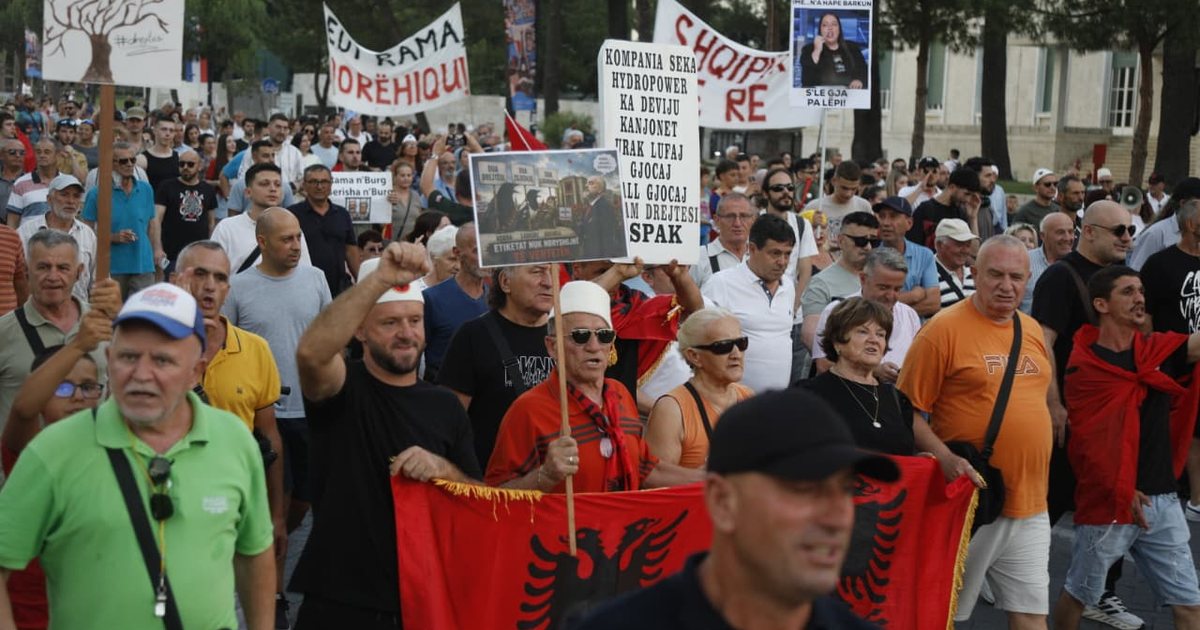 Dita e 47 të e tubimit  Mbyllen fjalimet para Kryeministrisë  protestuesit nisin marshimin në kryeqytet 