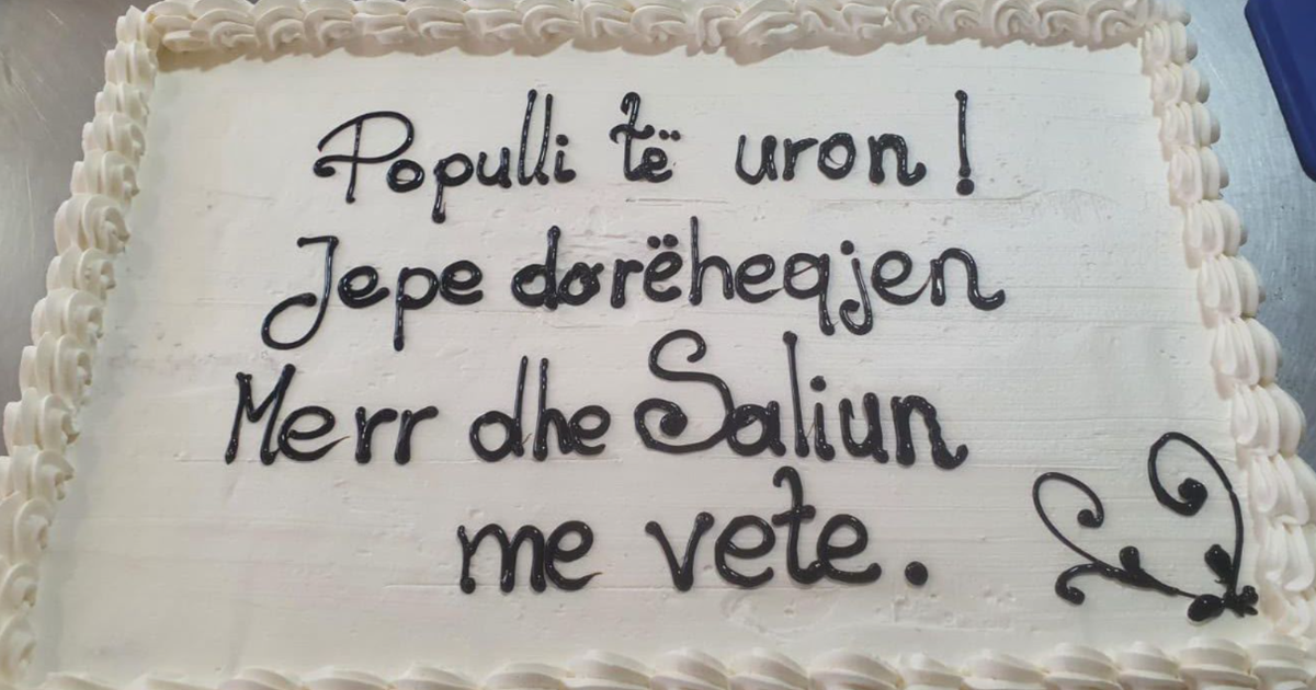 VIDEO   Populli të uron    Protestuesit sjellin torta në bulevard në ditëlindjen e kryeministrit