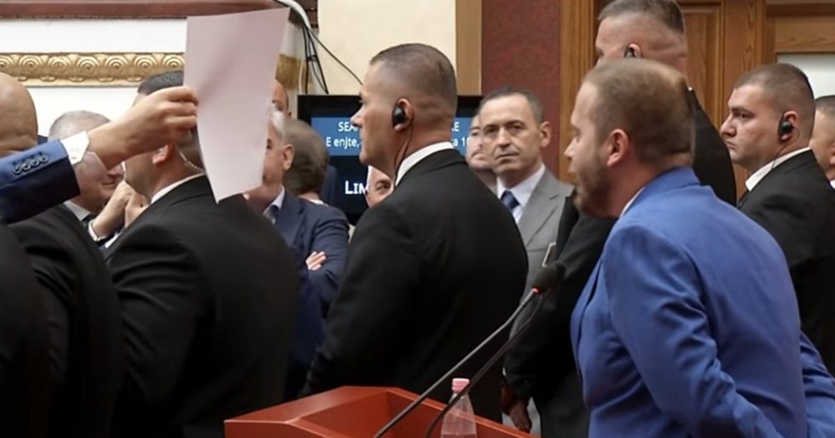  Zoti Bideja   deputetët e PD i bllokojnë foltoren dhe fyejnë Ardit Bidon  Peleshi ndërpret seancën për 5 minuta