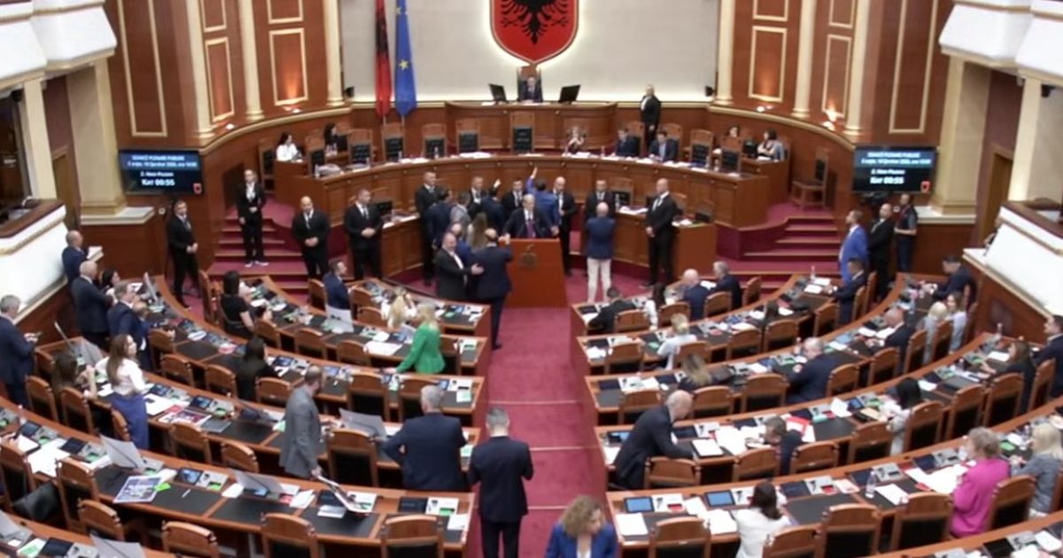 Deputetët e PD dhe Berisha bllokojnë foltoren  Peleshi ndërpret sërish seancë për 15 minuta