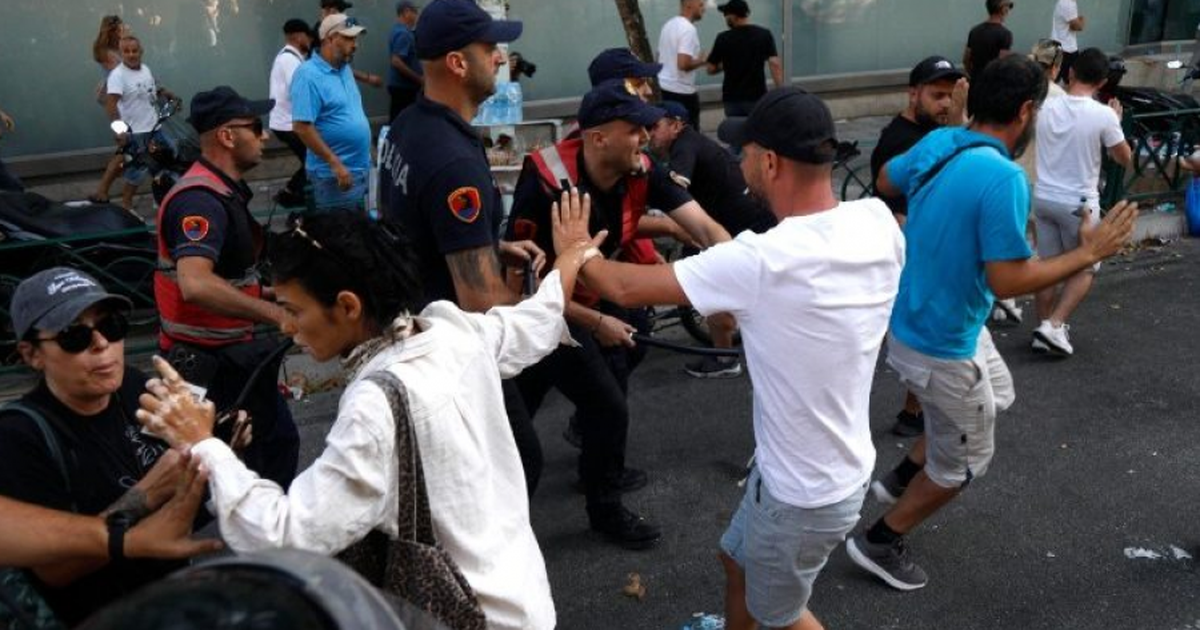 Pas përplasjeve te Parlamenti  qytetarët mblidhen në sheshin  Skënderbej   Rama jepe dorëheqjen 