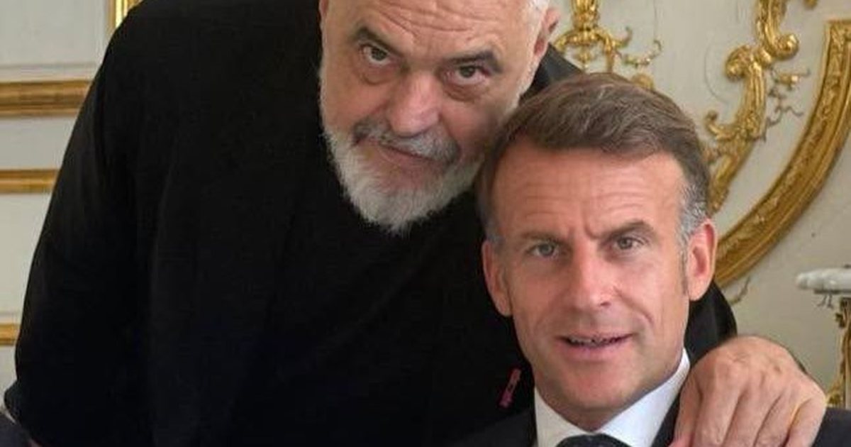 Rama publikon foto me Macron  Rilindja e Liceut të Korçës në tryezën e Presidentit francez