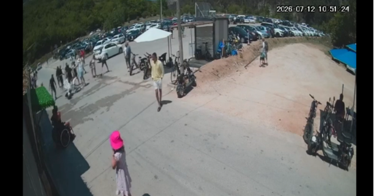 VIDEO  Terror te Syri i Kaltër  Punonjësi masakrohet me gurë në kokë  dhunuesi largohet dhe ende nuk është arrestuar