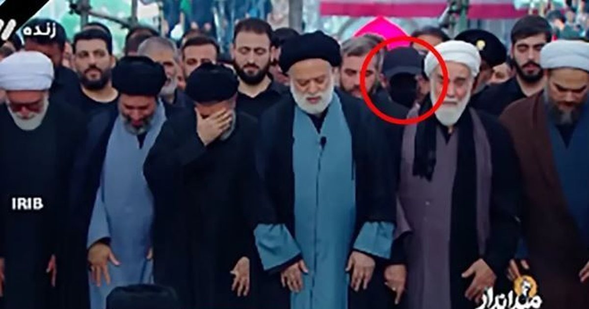 Kush është burri me maskë që tërhoqi vëmendjen në funeralin e Khameneit 