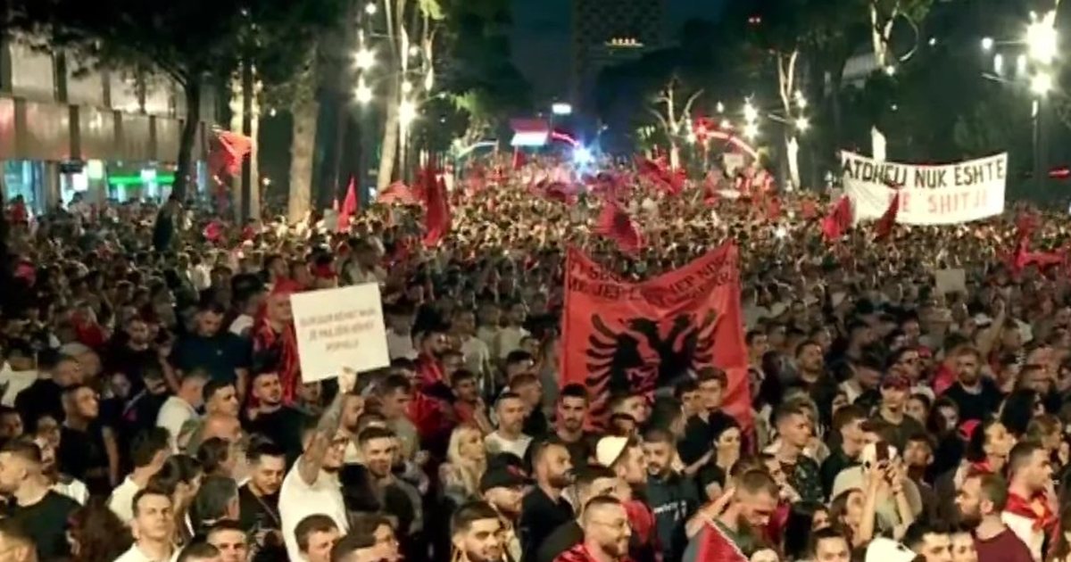 DW  Mijëra qytetarë para kryeministrisë  mbështetje dhe nga diaspora 
