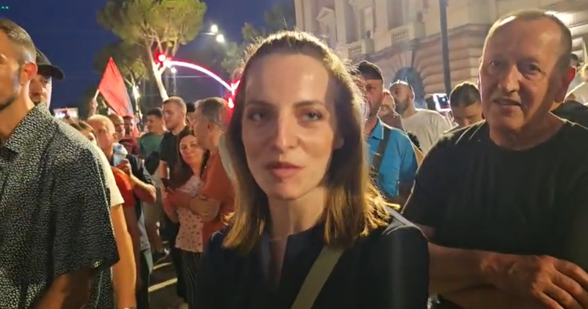  Pse ka dalë në protestë     Ja si përgjigjet  Neomalësorja   e cila pas largimit nga PS shfaqet kundër Ramës para Kryeministrisë