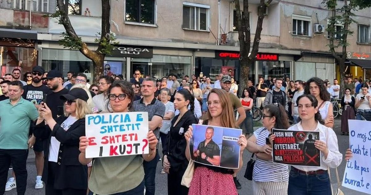 VIDEO  Protesta kundër ndërtimeve në zonat e mbrojtura  qindra qytetarë para Ministrisë së Brendshme 