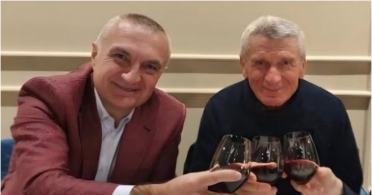 Si e mori vesh Meta vdekjen e të atit  Avokati  Ishim në takim  Presidenti mbushi sytë me lot    S do ta harroj kurrë