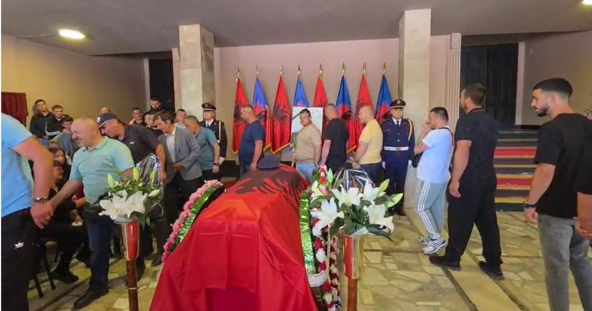 Homazhe në Pogradec për policin e vrarë në krye të detyrës  Enea Mekolli  VIDEO 