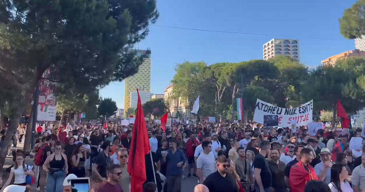 Dita e gjashtë e protestës  qytetarët mblidhen para Kryeministrisë
