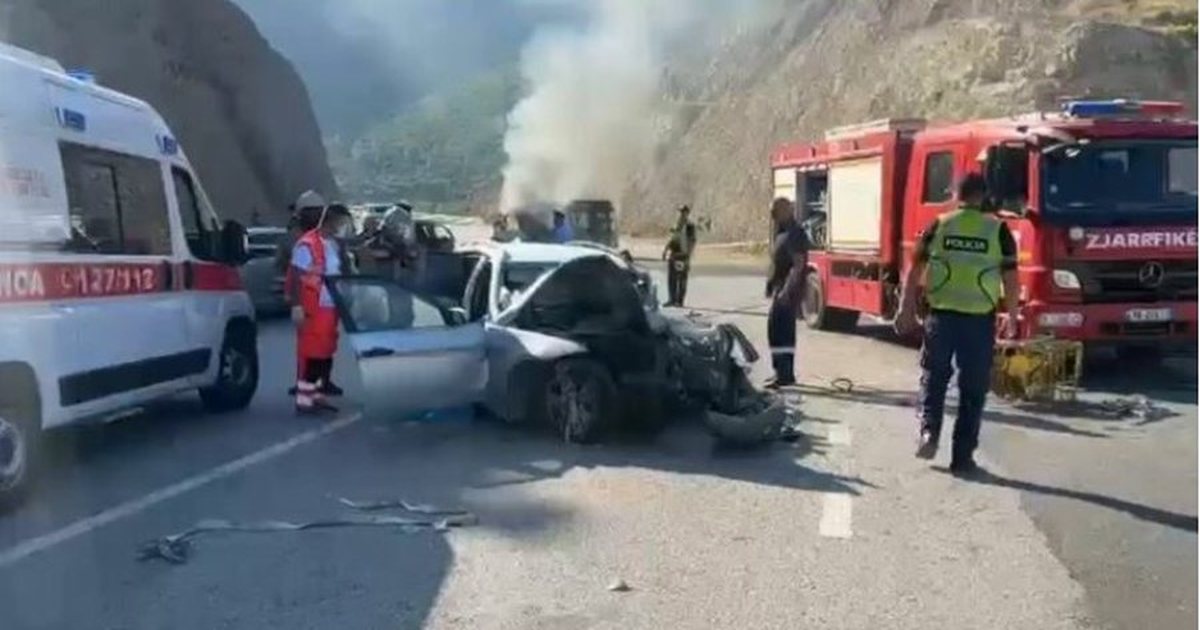 Aksidenti tragjik në aksin Vlorë Orikum  policia  Humbi jetën një 35 vjeçar  u bllokua në makinën që mori flakë