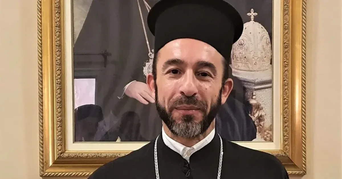  Çmendet  prifti në Greqi  u tregon organet gjenitale kalimtarëve në rrugët e Athinës