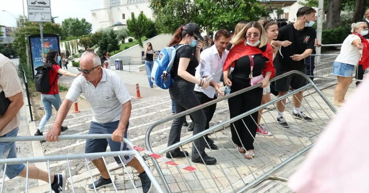 Protesta te parlamenti  Policia  19 të arrestuar dhe 12 nën hetim