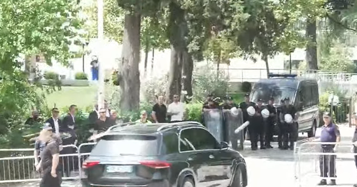 Protestuesit sulmojnë me vezë dhe shishe uji një makinë zyrtare