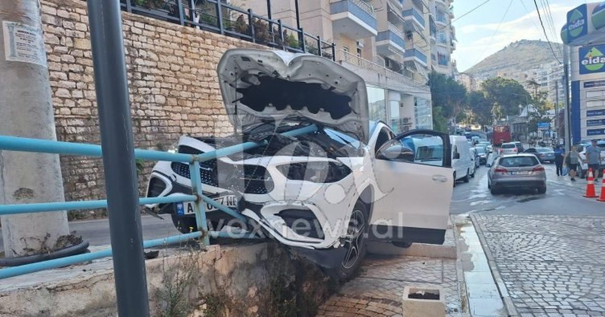 foto-lajm-benz-i-perfundon-jashte-rruges-ne-sarande-ndahet-me-dysh-nga-barrierat-mbrojtese
